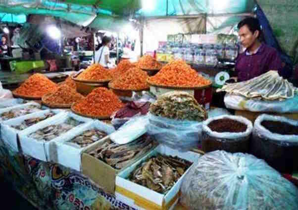 Le marché aux crabes de Kep regorge de produits de la mer et du poivre de Kampot