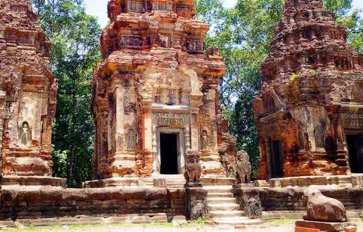 Le temple de Lolei au centre du baray, tournant dans l'histoire de l'empire khmer