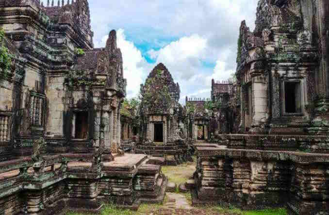 Au sein de l'actuelle parc archéologique d'Angkor le Mebon oriental, son histoire