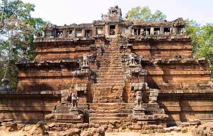 Le temple Phimeanakas à l’intérieur de l’enceinte du palais royal d’Angkor Thom 