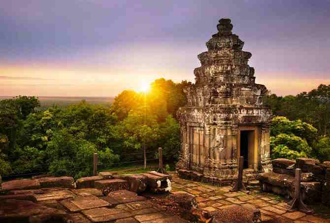 Phnom Da  haut lieu religieux de la cité préangkorienne d'Angkor Borei