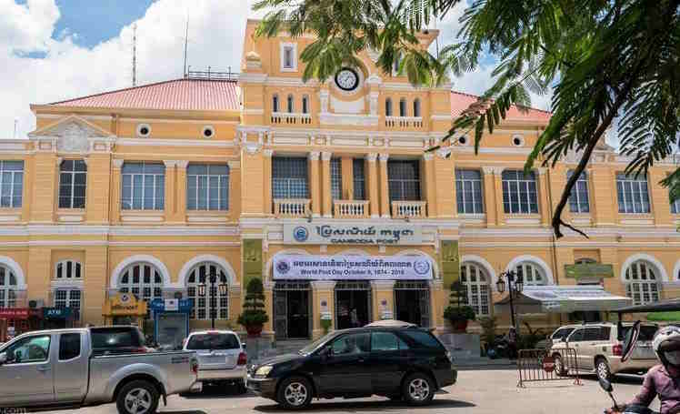 Le bureau de poste de Phnom Penh appelé Poste Centrale le plus grand bureau postal