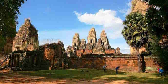Pre Rup,  temple d'État du roi Rajendravarman II dispose d'une base pyramidale