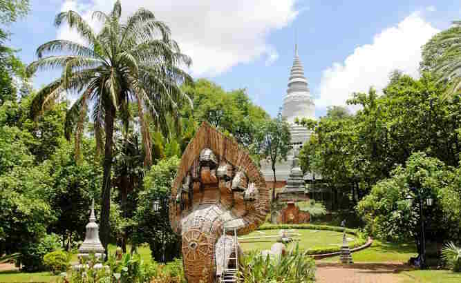  La colline de Wat Phnom, temple bouddhiste qui se trouve au nord de la capitale