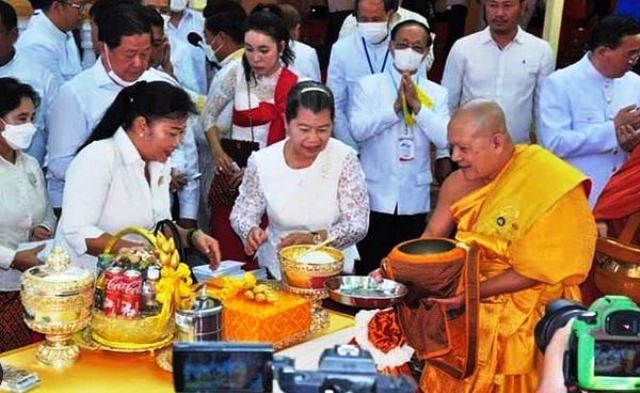 72 la fête du Meak Bochea, l'intronisation initiale des moines
