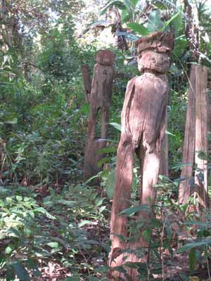 Ratanakiri village voeung sai  minorites Tampouns totem funéraire cimetière